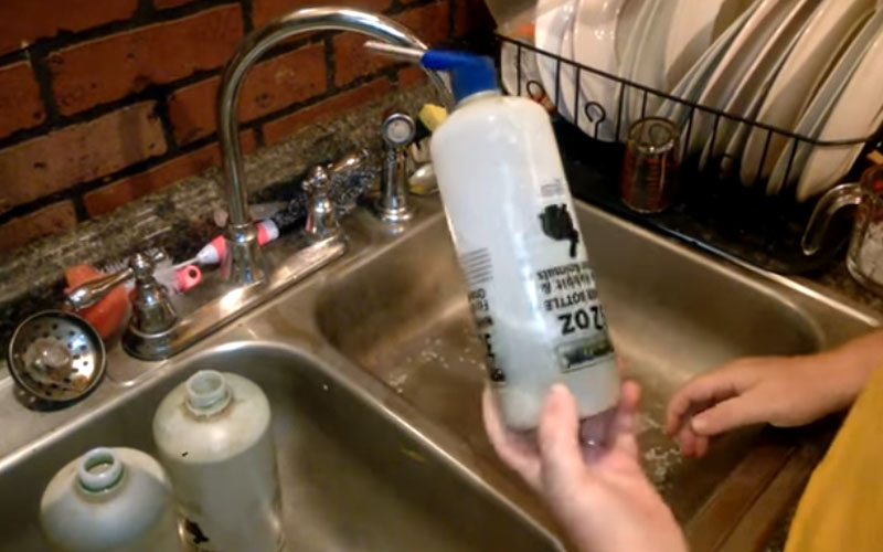 how to get algae out of rabbit water bottle